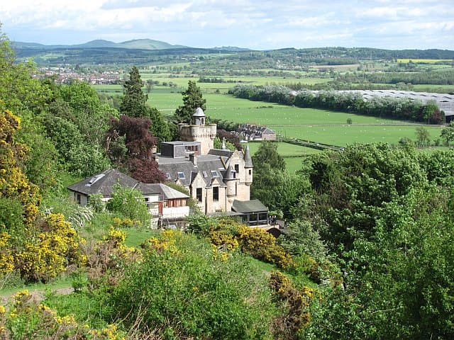 Broomhall Castle Restaurant & Hotel (via Wikimedia Commons, CC BY-SA 2.0)