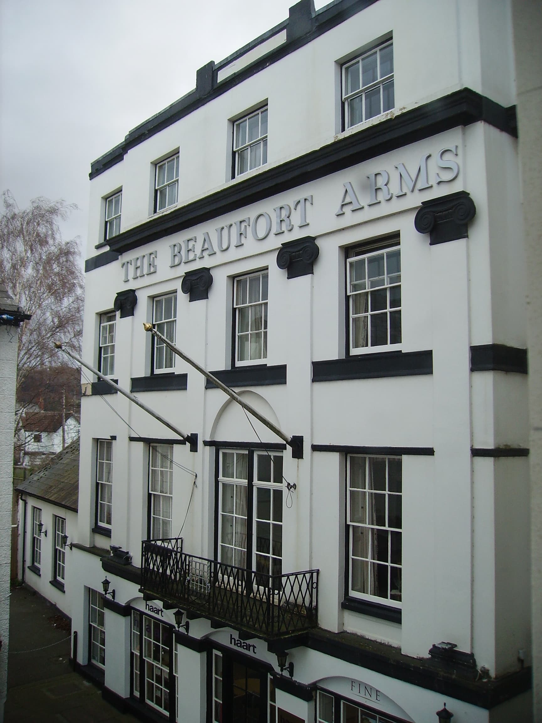 The Beaufort Arms Hotel (via Wikimedia Commons, CC BY-SA 3.0)