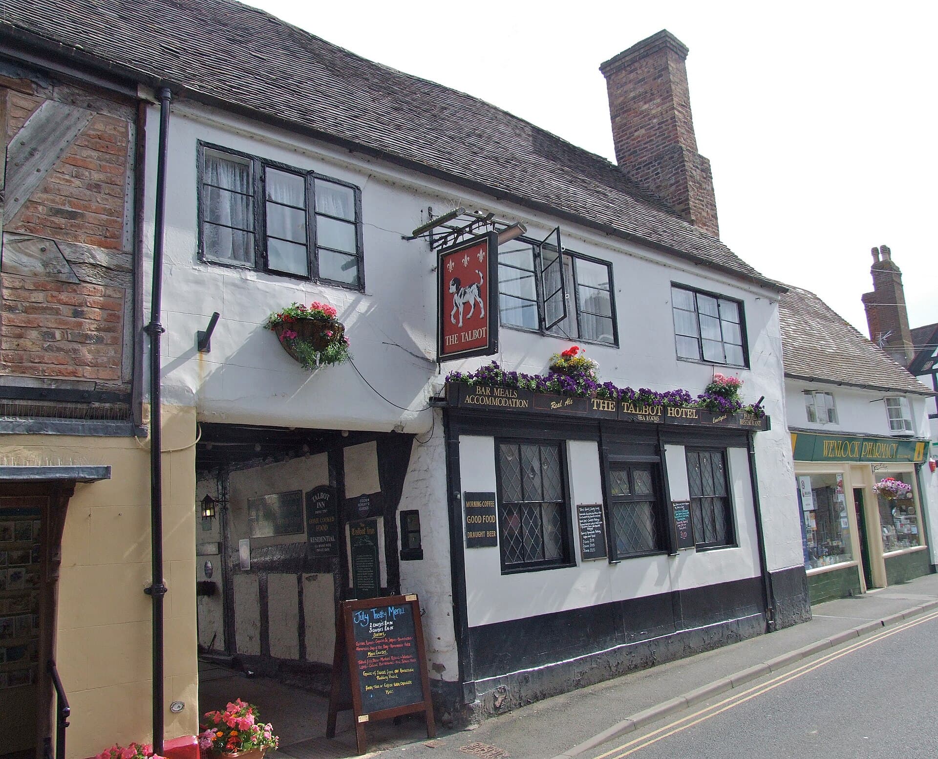 The Talbot Inn (via Wikimedia Commons, CC BY-SA 2.0)