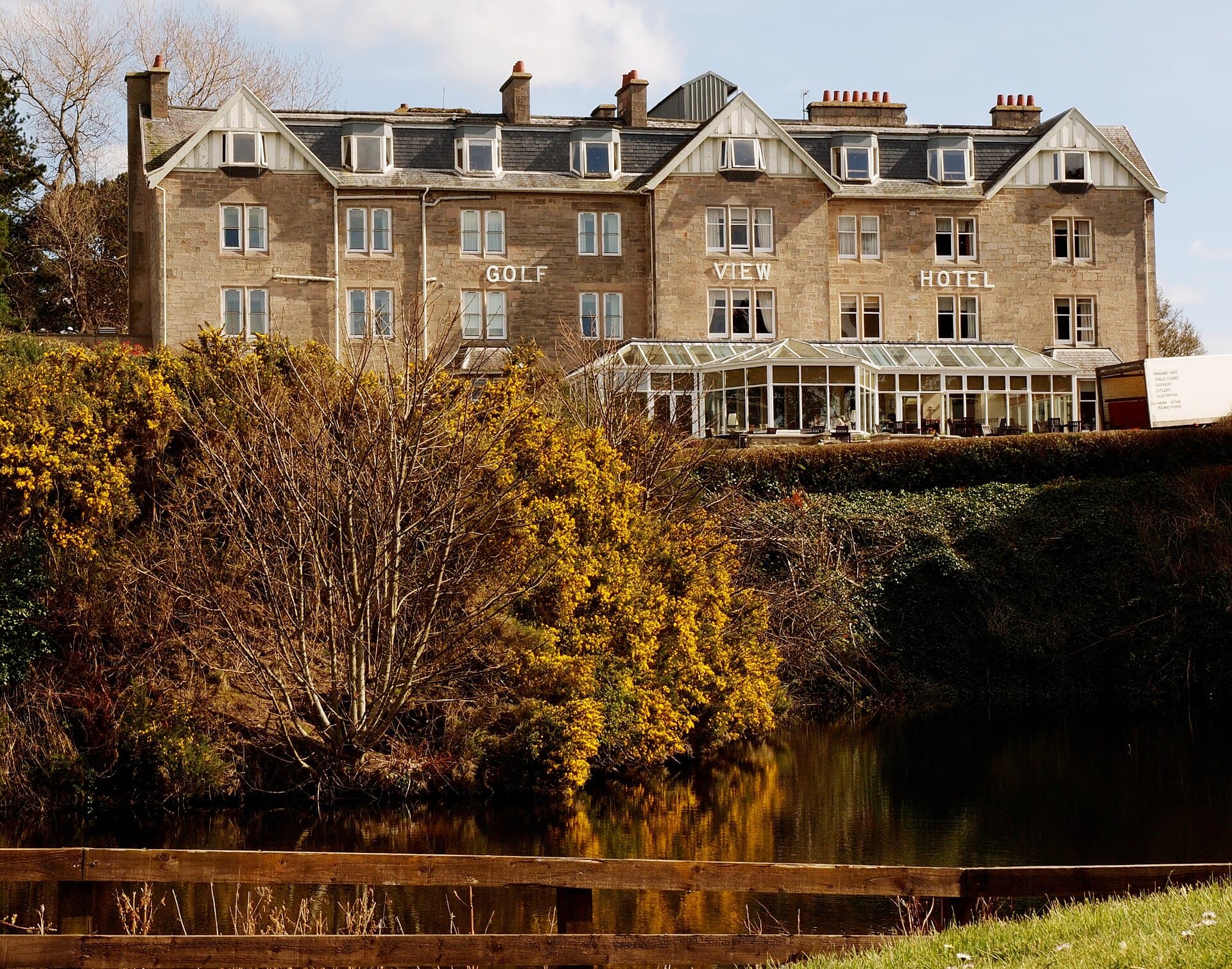 Golf View Hotel & Spa (via Wikimedia Commons, CC BY-SA 2.0)