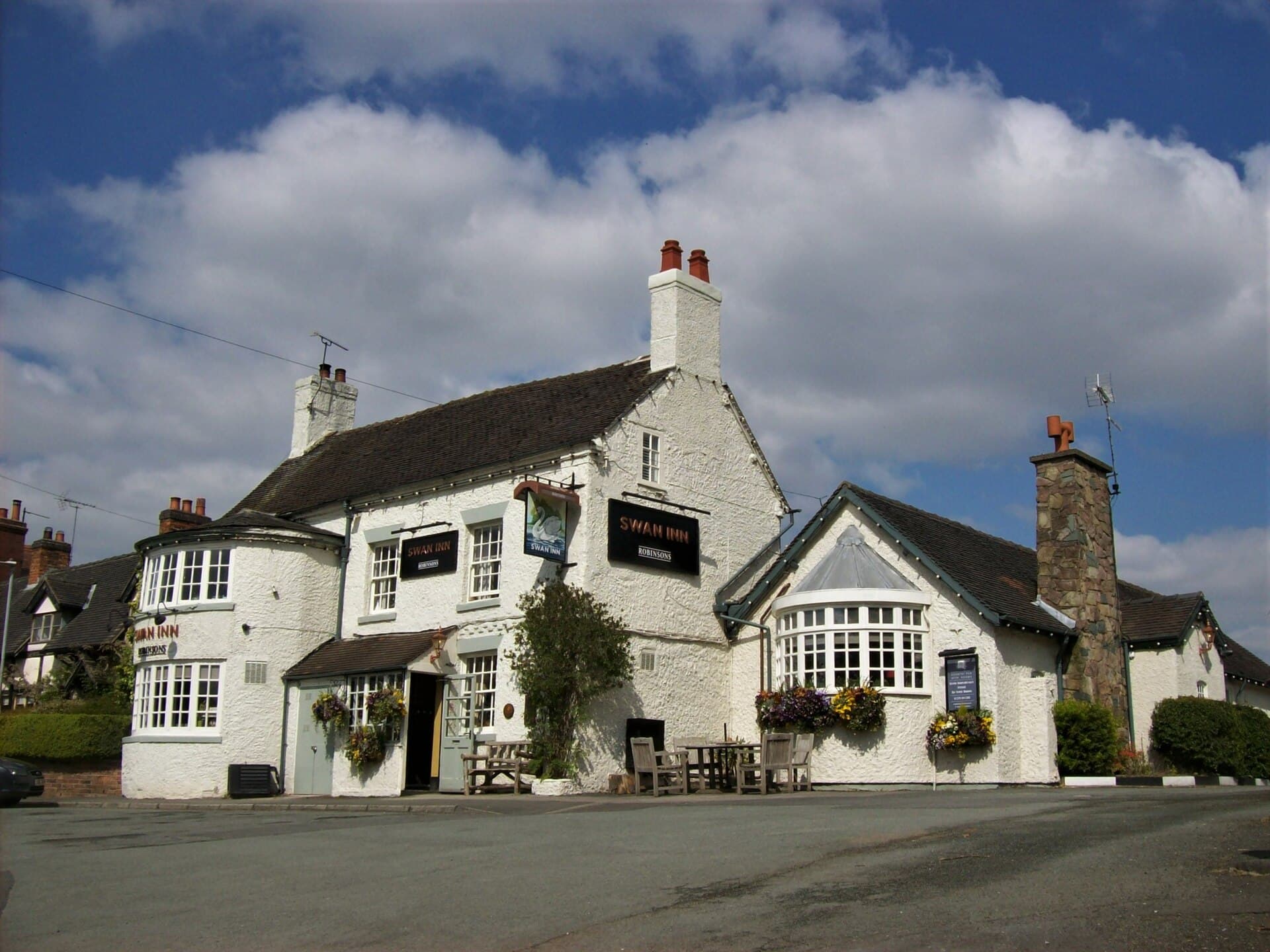 Swan Inn (via Wikimedia Commons, CC0)