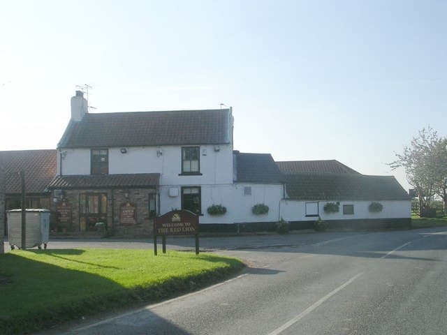 Red Lion Inn & Motel (via Wikimedia Commons, CC BY-SA 2.0)