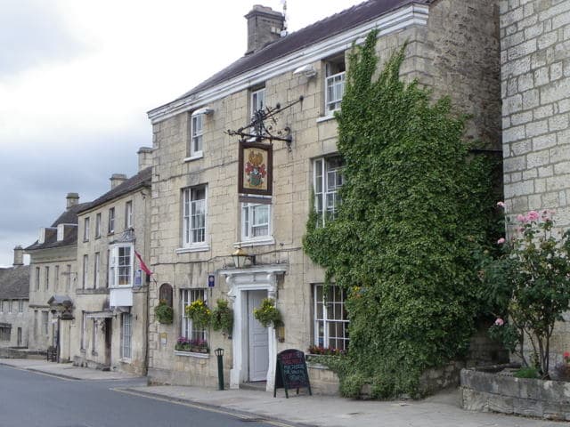 The Falcon Inn (via Wikimedia Commons, CC BY-SA 2.0)