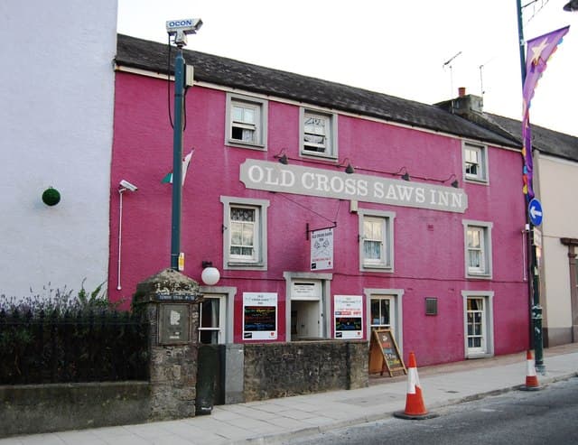 The Old Cross Saws Inn (via Wikimedia Commons, CC BY-SA 2.0)