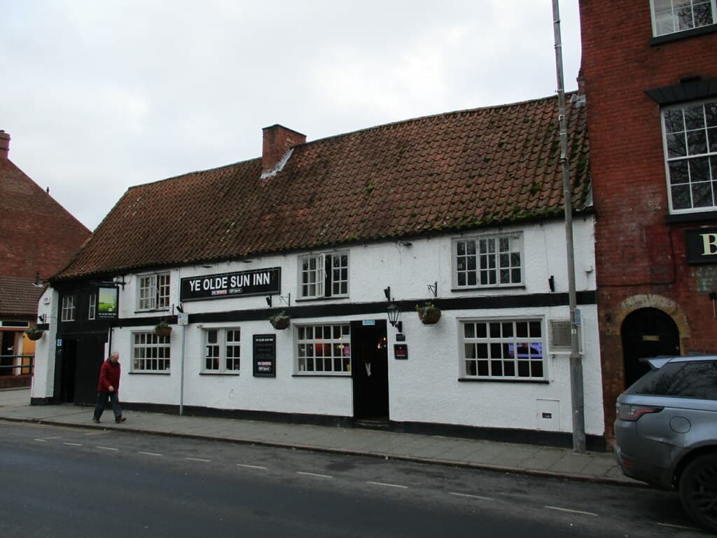 The Ye Olde Sun Inn (via Wikimedia Commons, CC BY-SA 2.0)