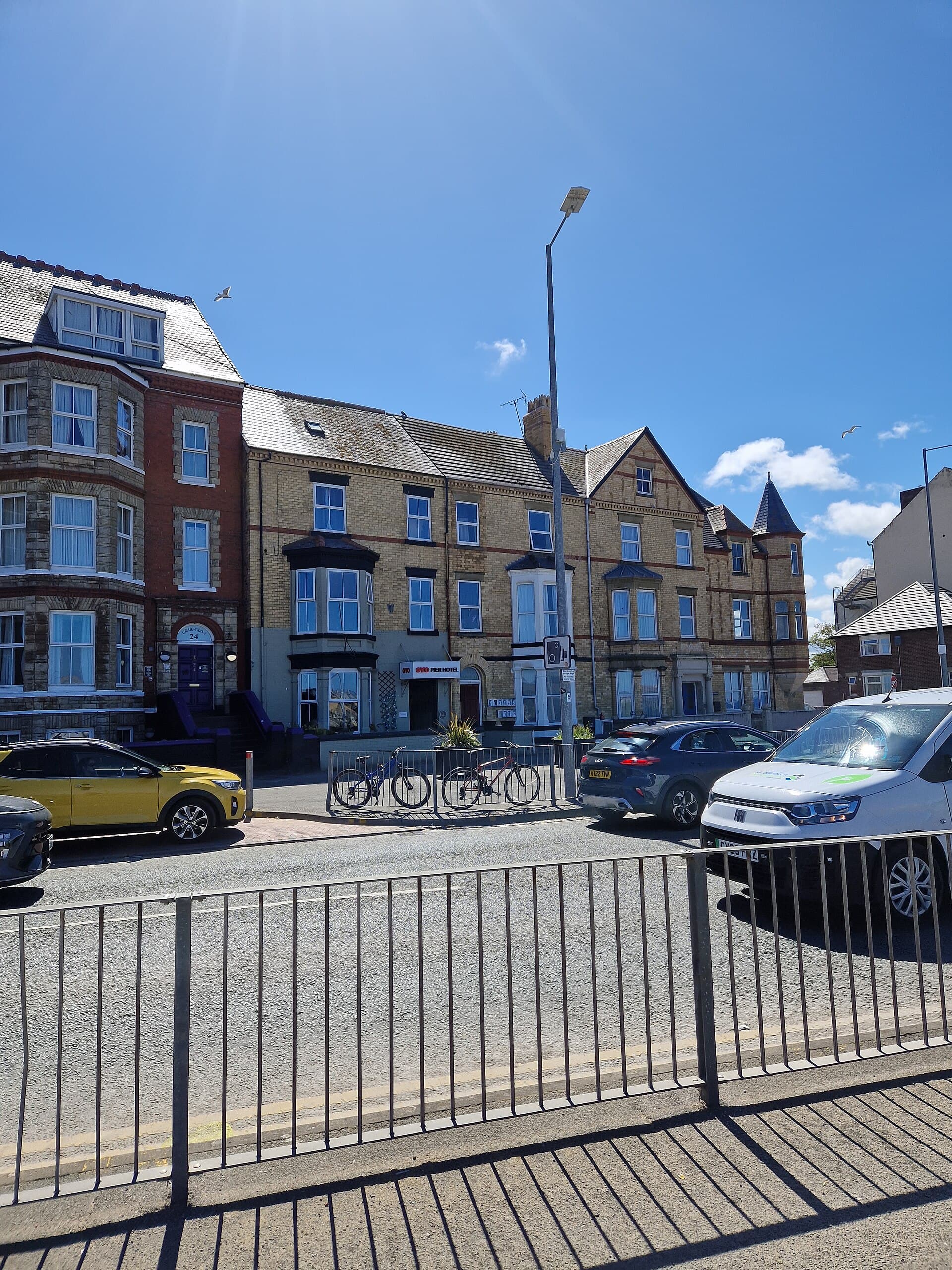 OYO Pier Hotel Rhyl (via Wikimedia Commons, CC BY-SA 4.0)