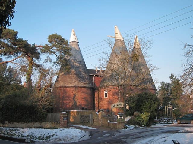 The Playden Oasts Inn (via Wikimedia Commons, CC BY-SA 2.0)