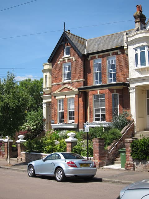 Black Rock House Hastings (via Wikimedia Commons, CC BY-SA 2.0)