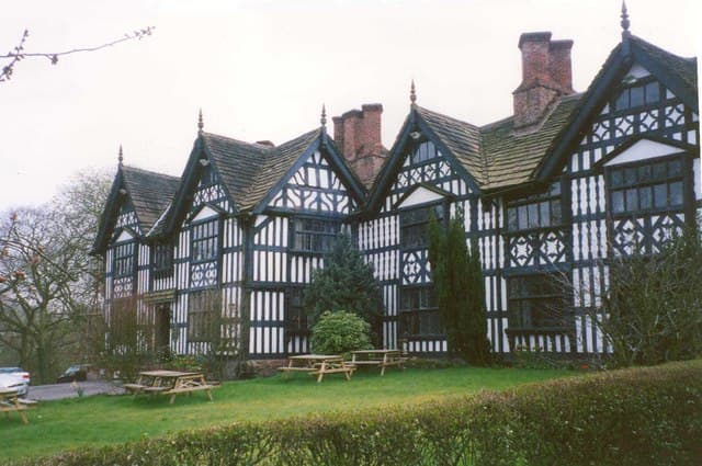 Old Hall Hotel (via Wikimedia Commons, CC BY-SA 2.0)