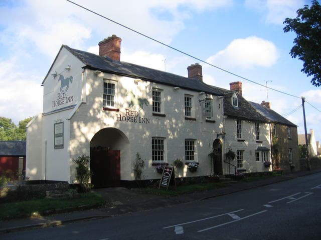 The Wychwood Inn (via Wikimedia Commons, CC BY-SA 2.0)
