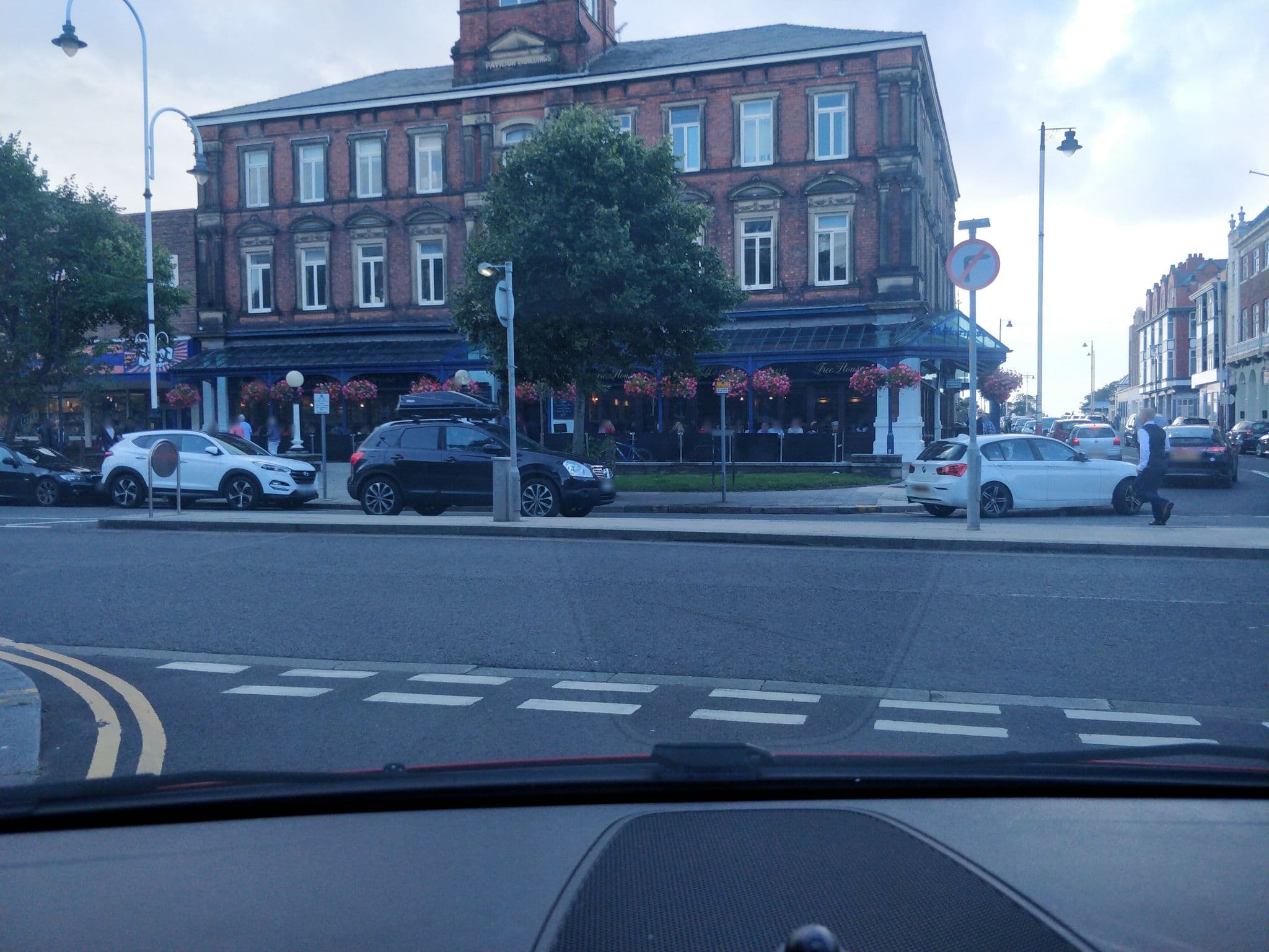 Street view near Off shore hotel, Southport — © davidsong (CC BY-SA · Mapillary)