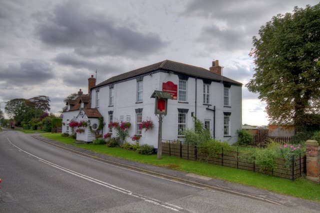 The Red Lion Inn (via Wikimedia Commons, CC BY-SA 2.0)