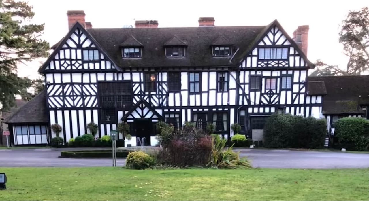 The Manor Hotel (via Wikimedia Commons, CC BY-SA 4.0)