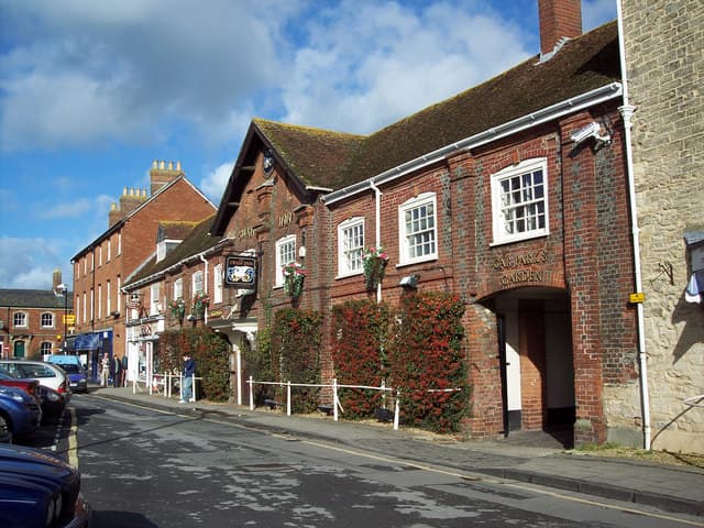 Swan Hotel (via Wikimedia Commons, CC BY-SA 2.0)