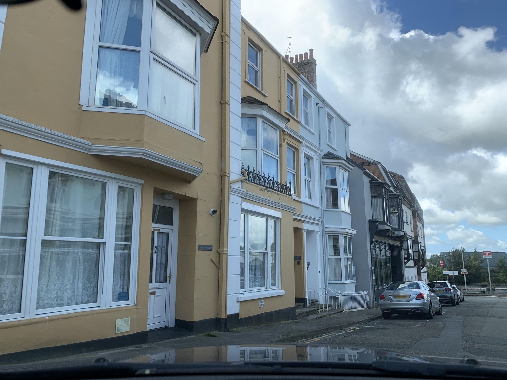 Street view near Weybourne Guest House, Tenby — © laye (CC BY-SA · Mapillary)