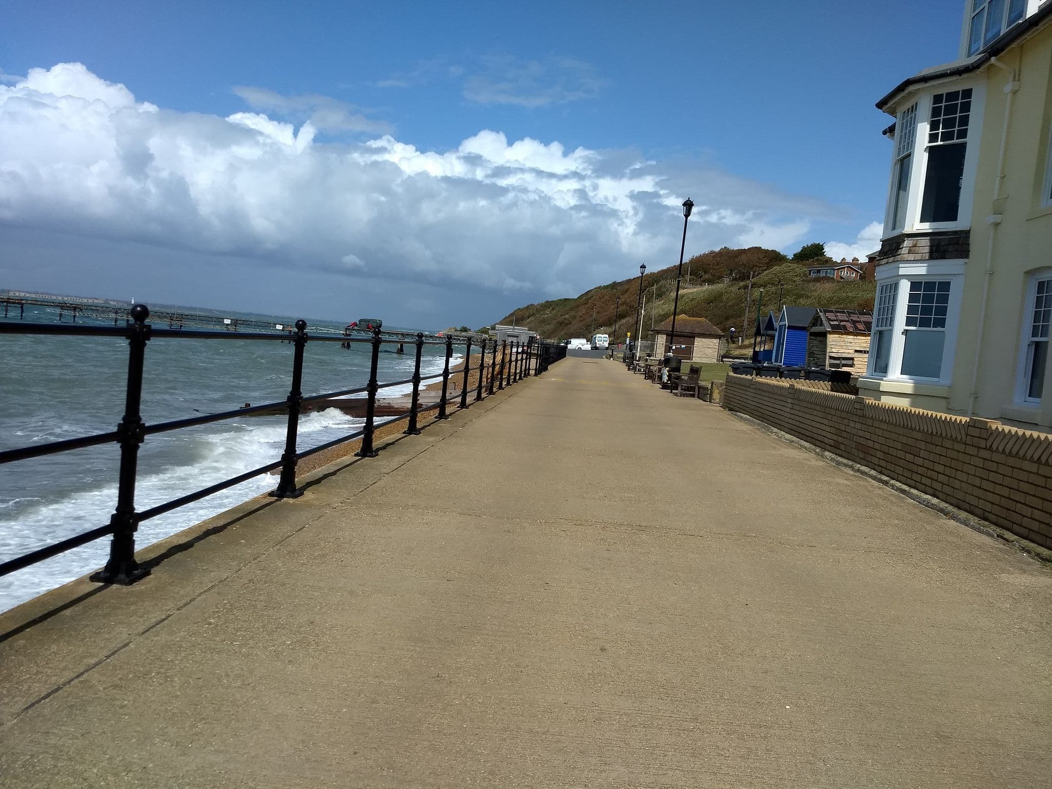 Street view near Totland Beach House Apartments, Totland — © mappernerd (CC BY-SA · Mapillary)