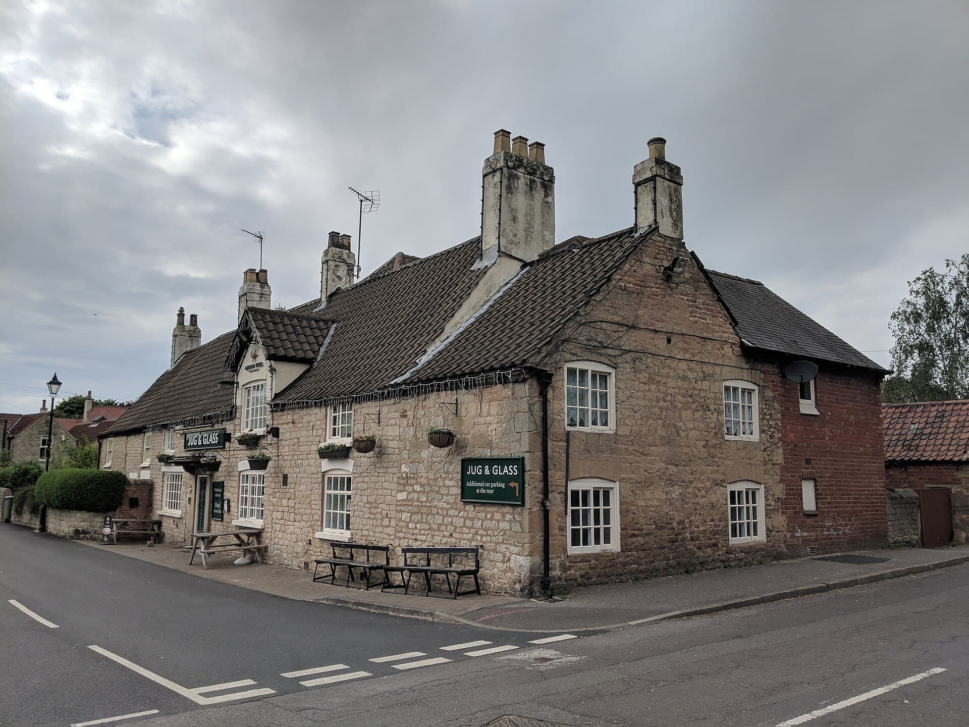 The Jug & Glass Inn (via Wikimedia Commons, CC BY-SA 4.0)