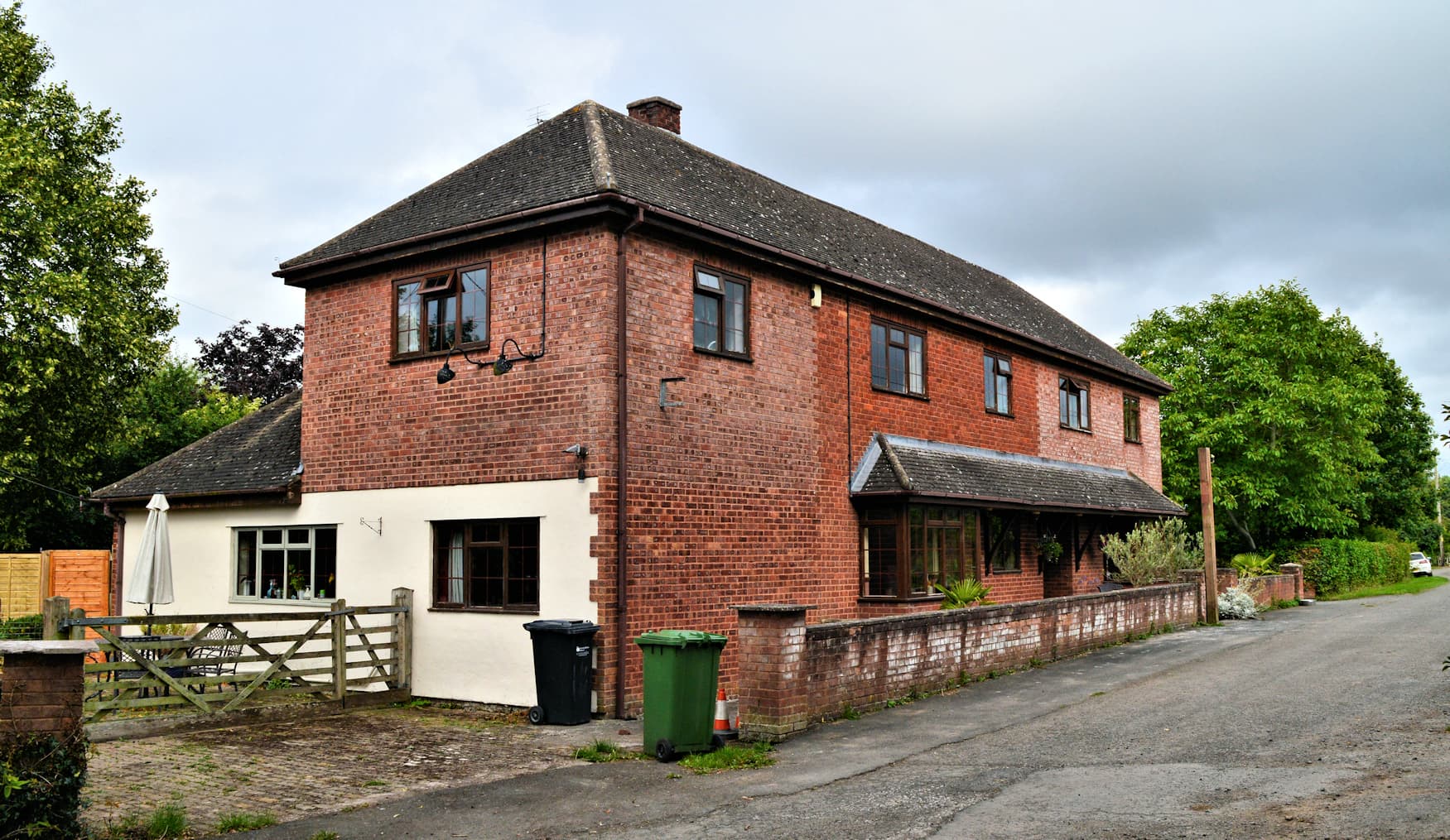 Marshpools Bed & Breakfast (via Wikimedia Commons, CC BY-SA 2.0)