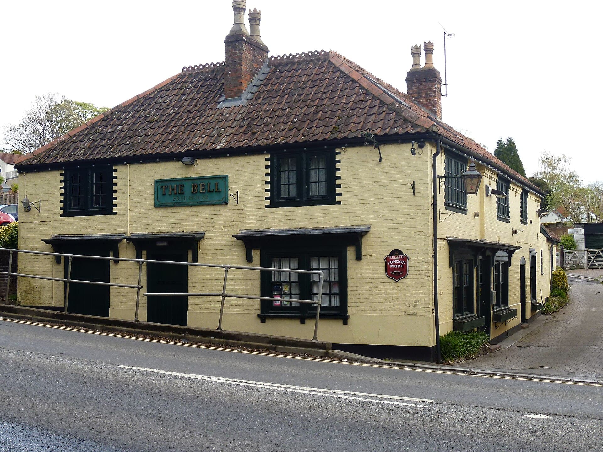 Bell Inn (via Wikimedia Commons, CC BY-SA 2.0)