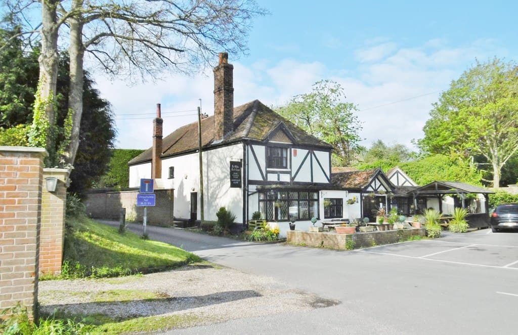 Ye Olde Red Lion (via Wikimedia Commons, CC BY-SA 2.0)