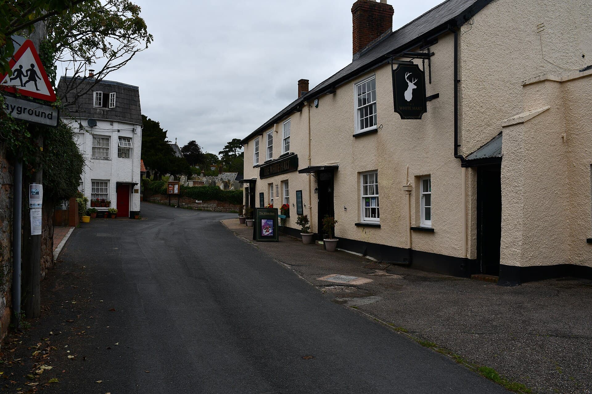 White Hart Hotel (via Wikimedia Commons, CC0)