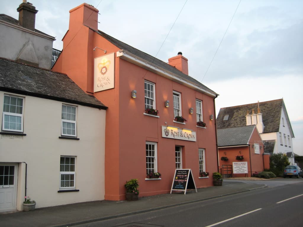 Rose & Crown, Yealmpton (via Wikimedia Commons, CC BY-SA 2.0)