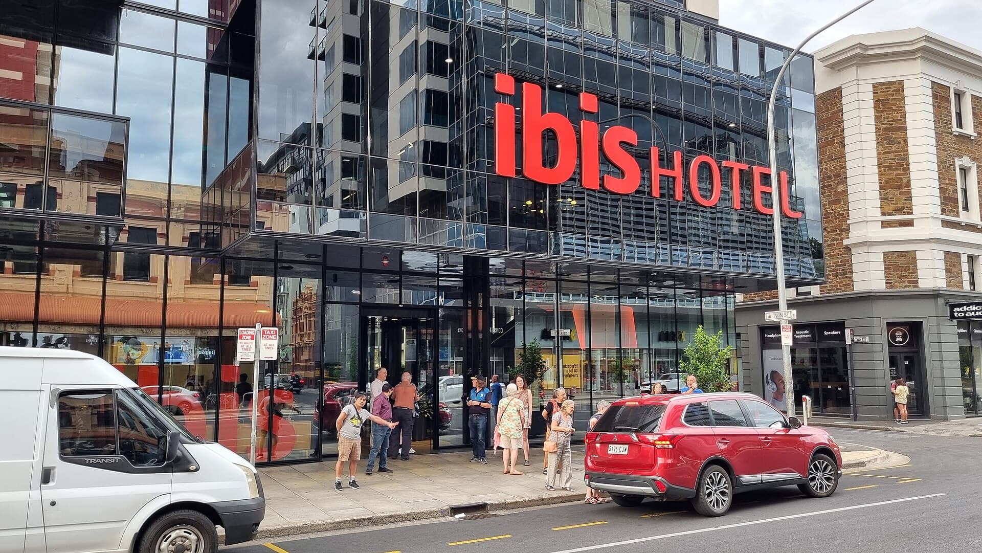 ibis Adelaide (via Wikimedia Commons, CC BY-SA 2.0)