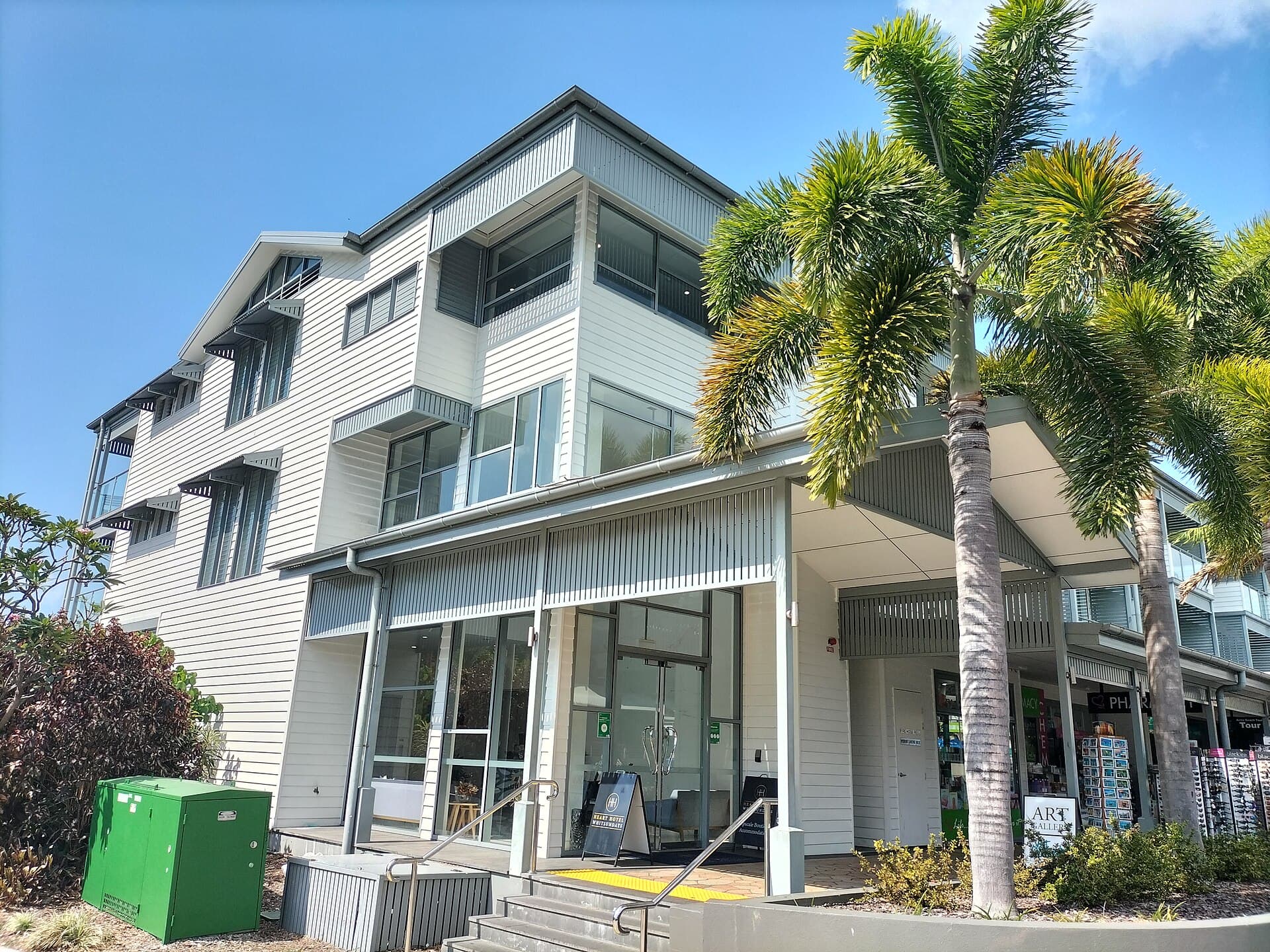Heart Hotel and Gallery Whitsundays (via Wikimedia Commons, CC BY-SA 3.0)