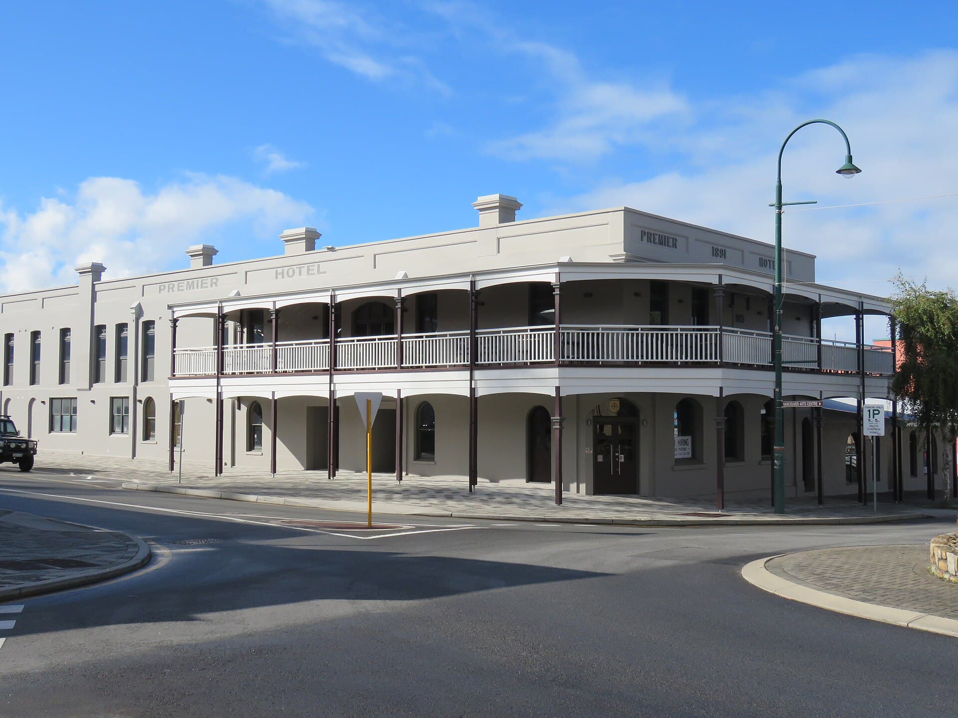 Premier Hotel Albany (via Wikimedia Commons, CC BY-SA 4.0)