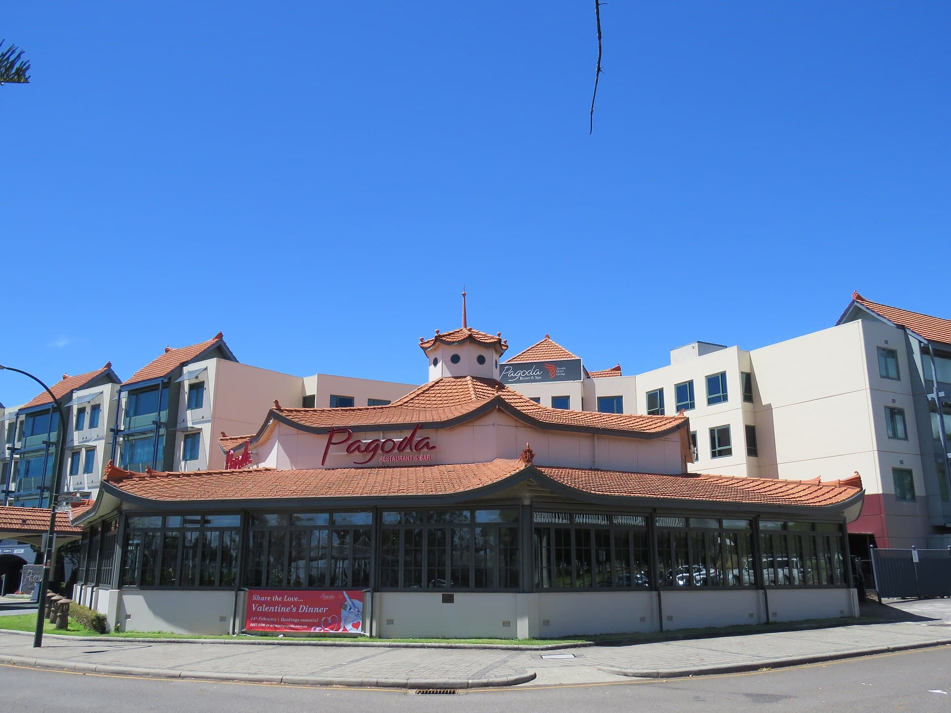 Pagoda Resort & Spa (via Wikimedia Commons, CC BY-SA 4.0)