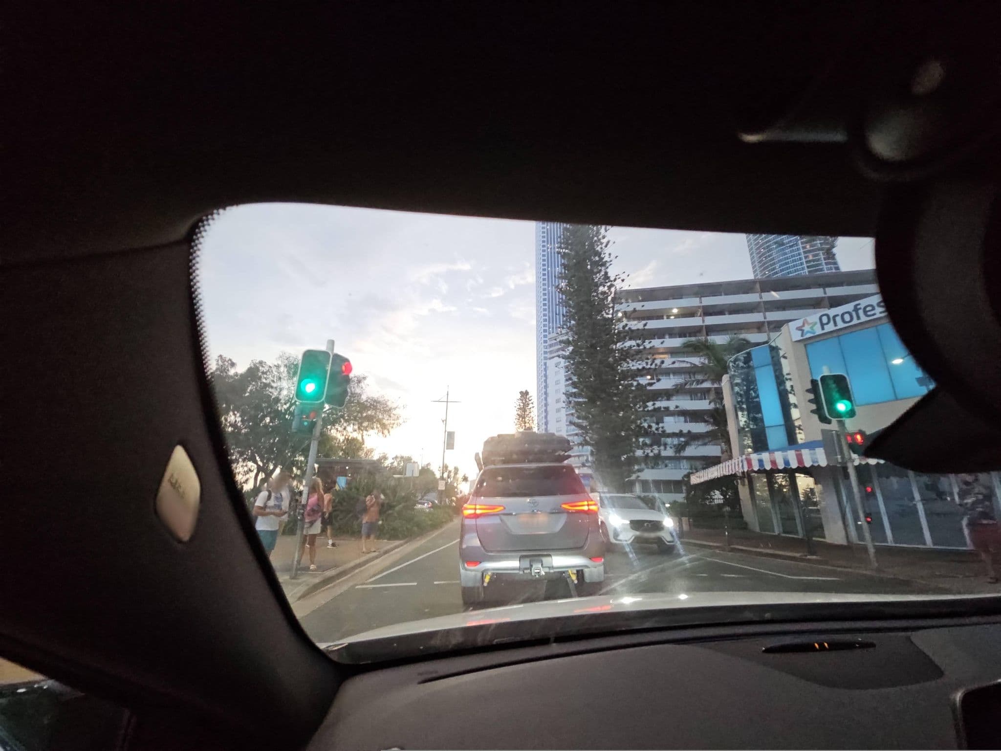 Street view near Chateau Beachside, Gold Coast — © Mooksey (CC BY-SA · Mapillary)