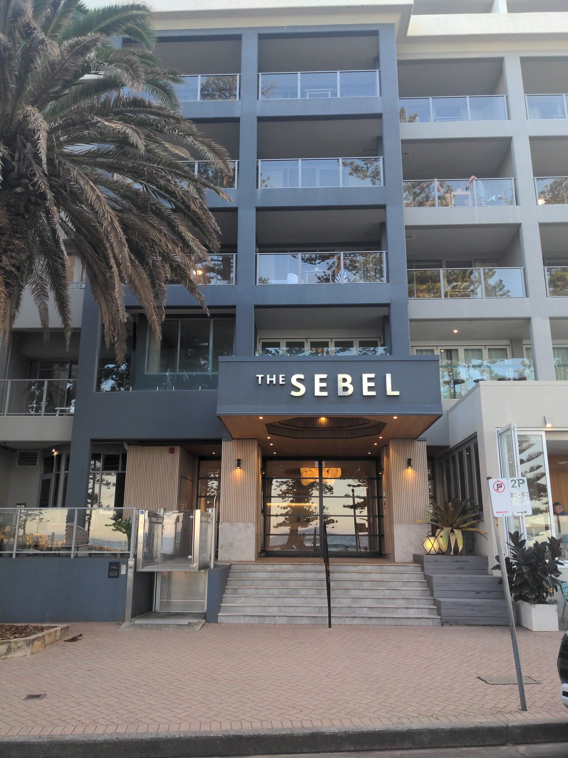 The Sebel Sydney Manly Beach (via Wikimedia Commons, CC BY-SA 4.0)