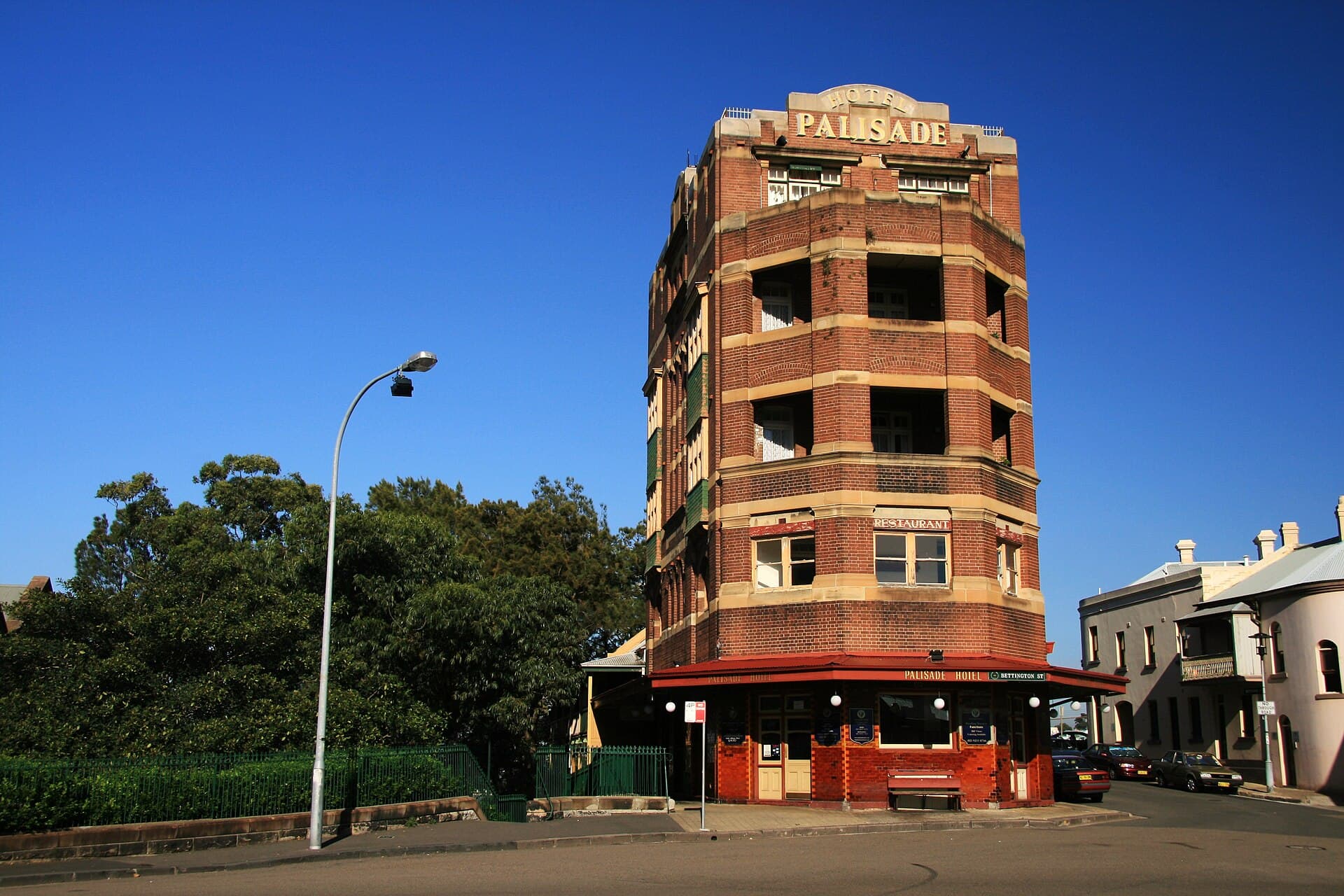 Hotel Palisade (via Wikimedia Commons, CC BY 2.0)