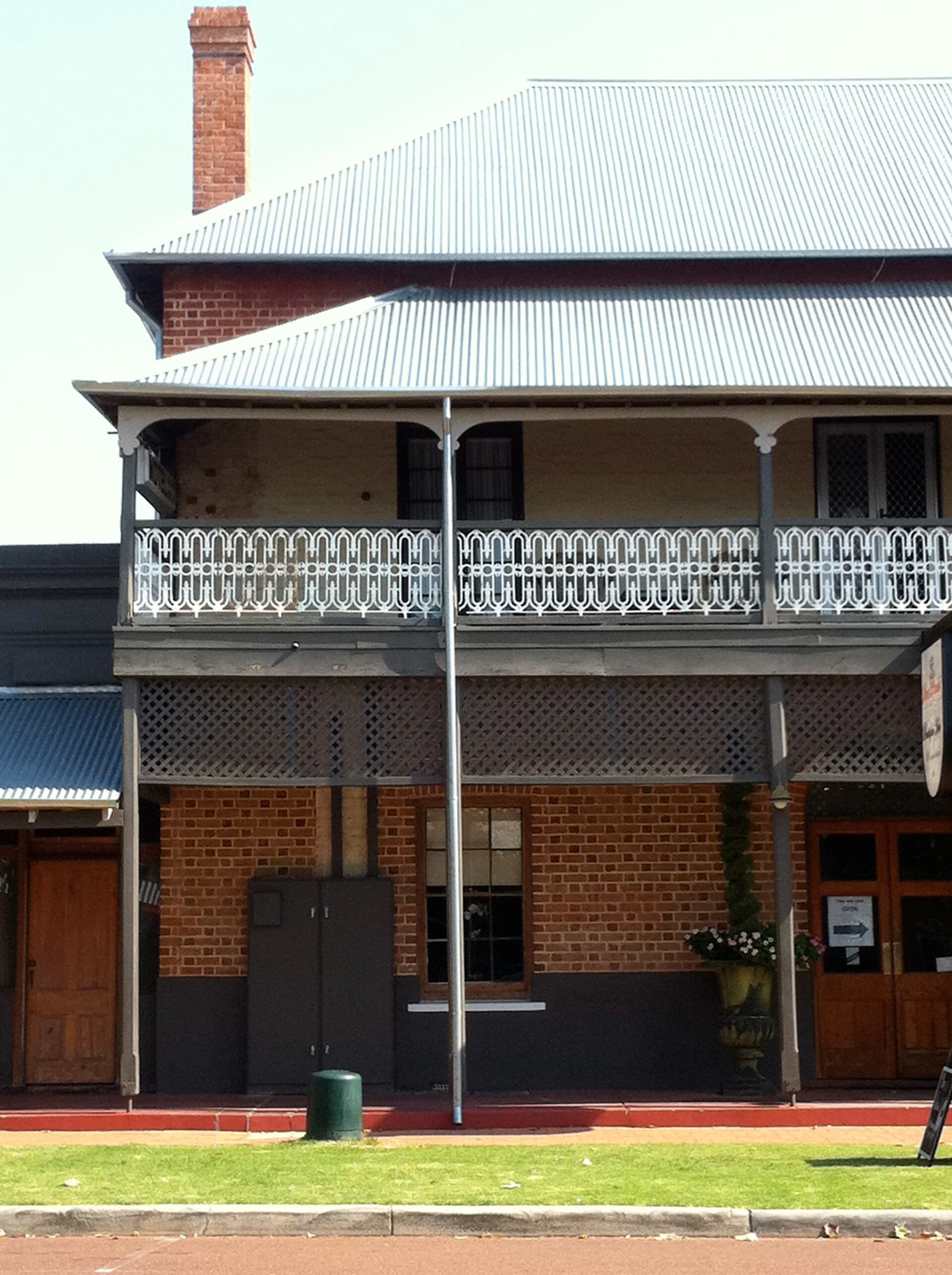 Rose & Crown Hotel (via Wikimedia Commons, CC BY 2.5 au)