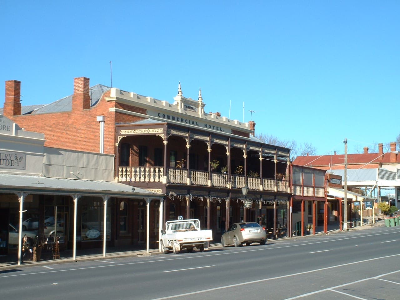 Tanswell's Commercial Hotel (via Wikimedia Commons, CC BY-SA 3.0)