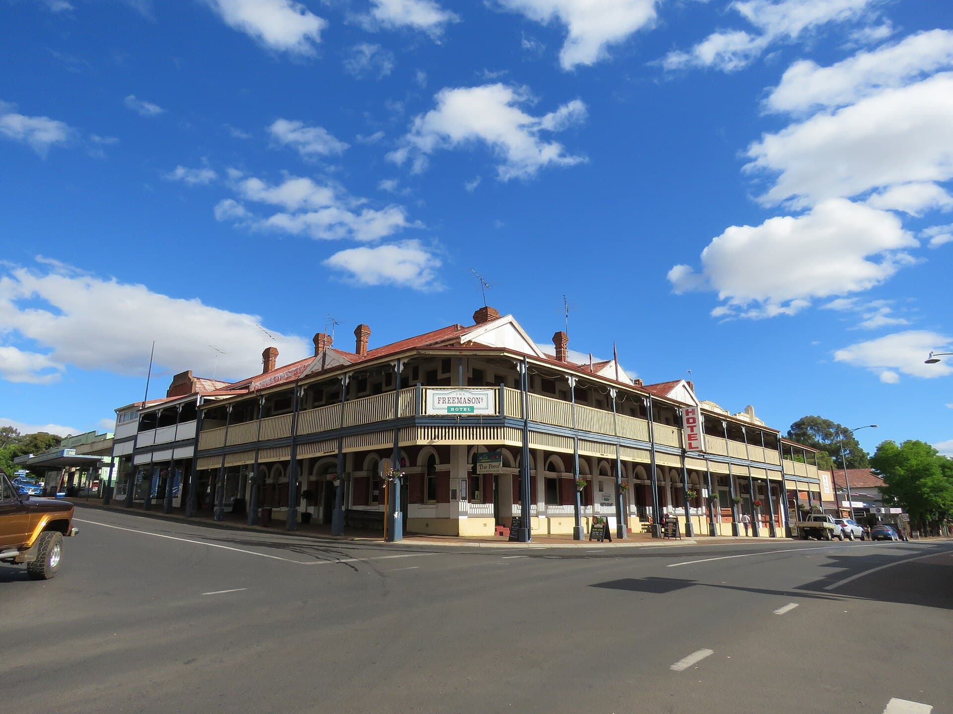 The Freemasons Hotel Bridgetown (via Wikimedia Commons, CC BY-SA 4.0)