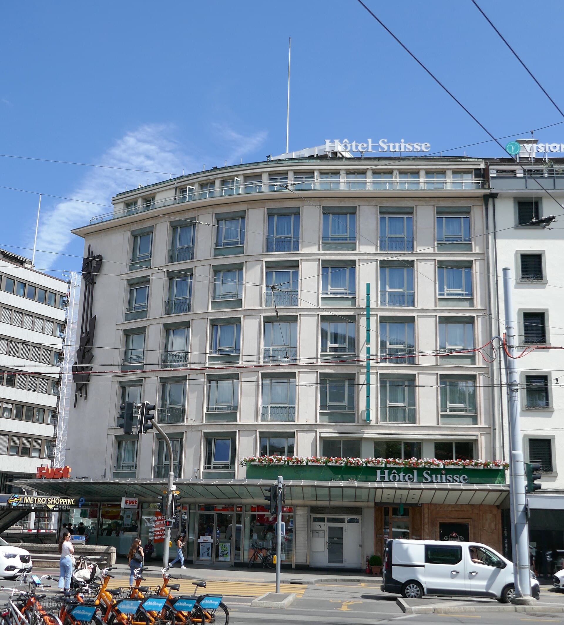 Hôtel Suisse (via Wikimedia Commons, CC BY-SA 4.0)