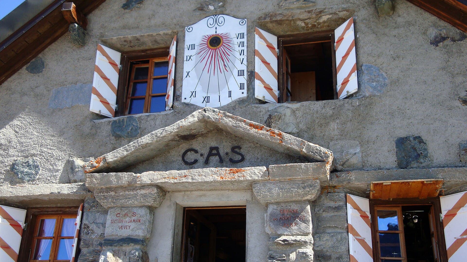 Cabane Mont Fort (via Wikimedia Commons, CC BY-SA 3.0)