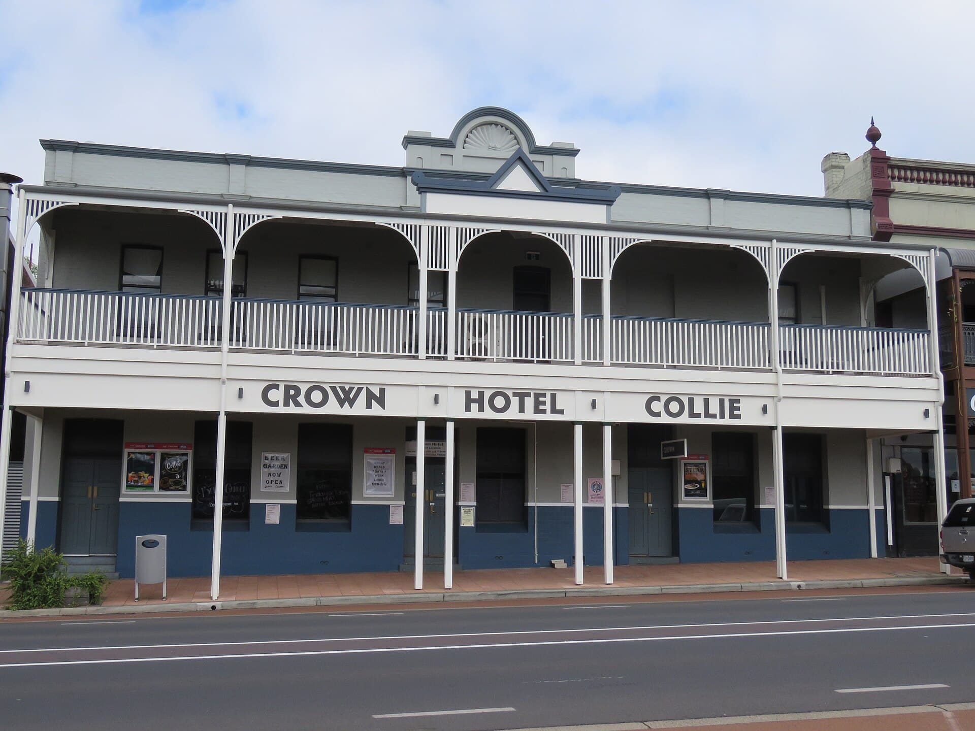 Crown Hotel Collie (via Wikimedia Commons, CC BY-SA 4.0)