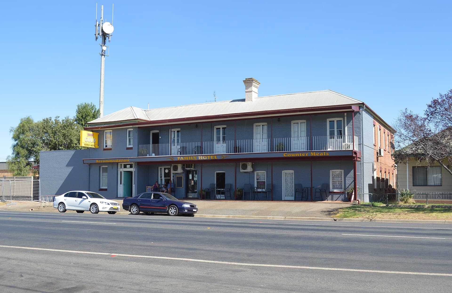 Family Hotel (via Wikimedia Commons, CC BY 3.0)