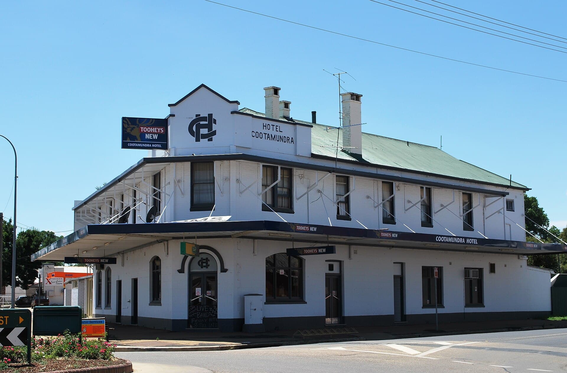 Cootamundra Hotel (via Wikimedia Commons, CC BY-SA 3.0)
