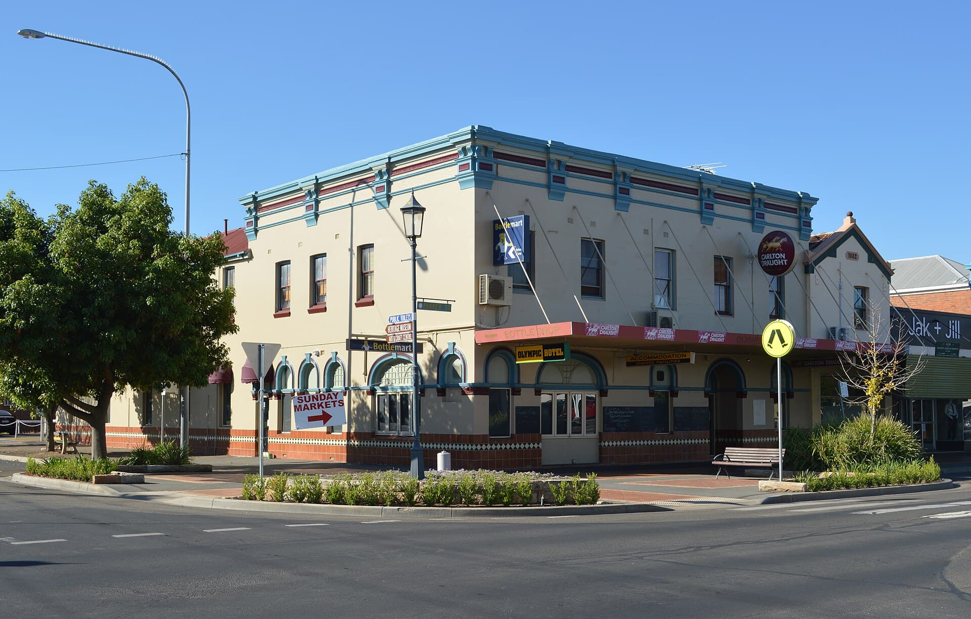 Olympic Hotel (via Wikimedia Commons, CC BY 3.0)