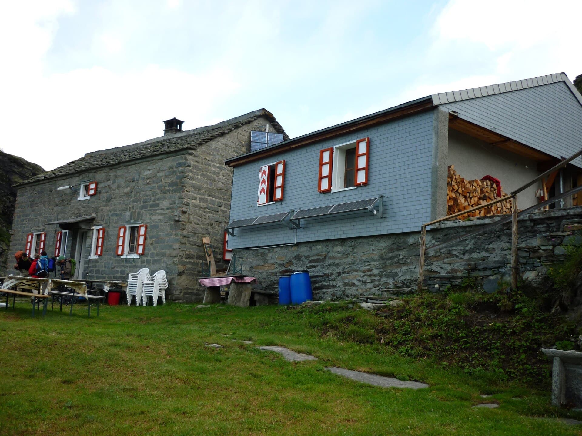 Capanna Adula CAS (via Wikimedia Commons, CC BY-SA 3.0)