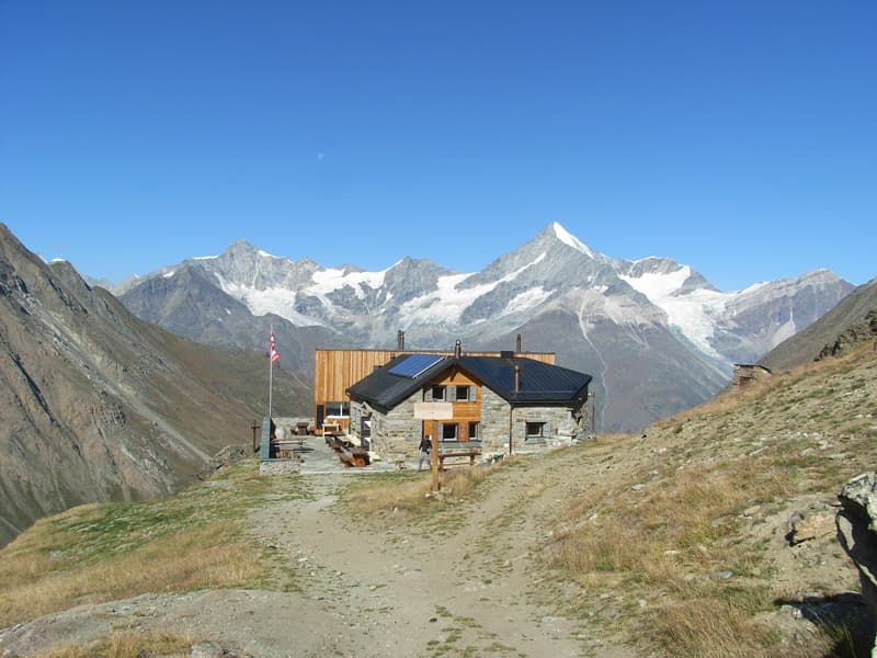 Täschhütte (via Wikimedia Commons, CC BY-SA 3.0)
