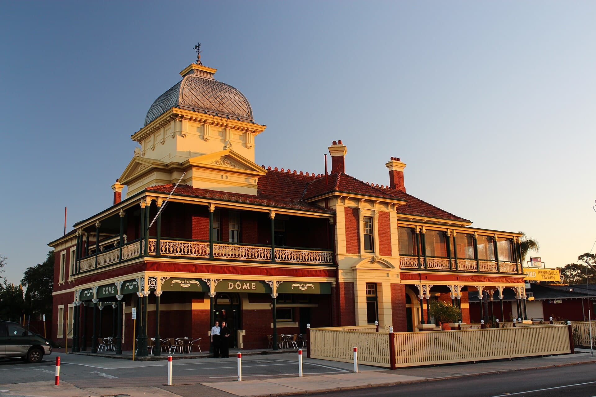 Peninsula Hotel (via Wikimedia Commons, CC BY-SA 3.0)
