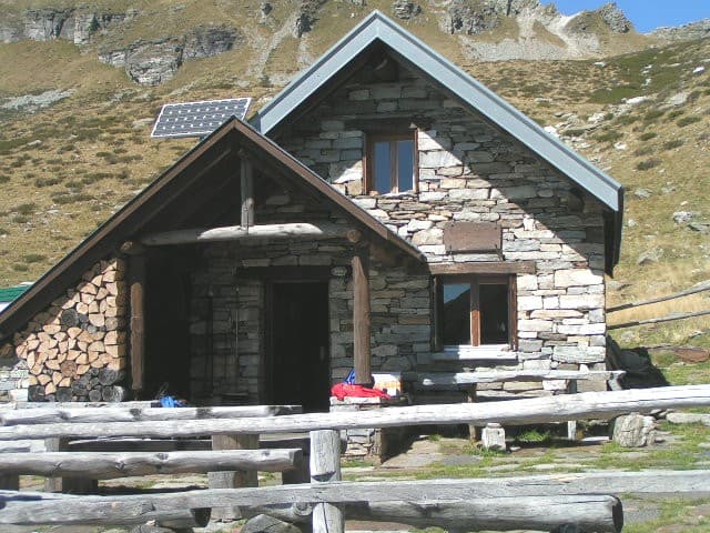 Capanna Borgna (via Wikimedia Commons, Public domain)