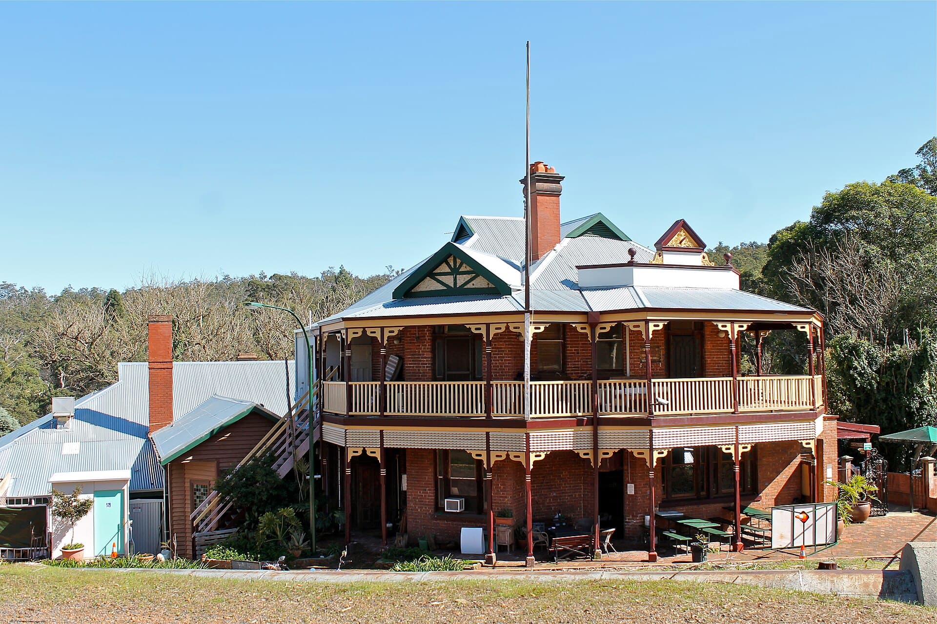 Mundaring Weir Hotel (via Wikimedia Commons, CC BY 2.5 au)