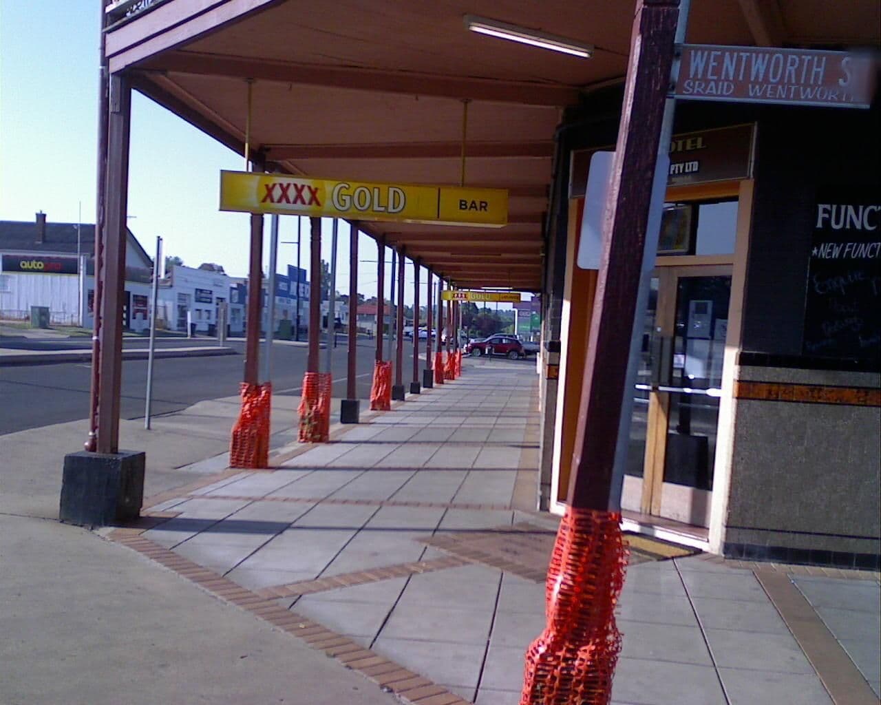 Street view near Club Hotel Glen Innes, Glen Innes — © bob3bob3 (CC BY-SA · Mapillary)