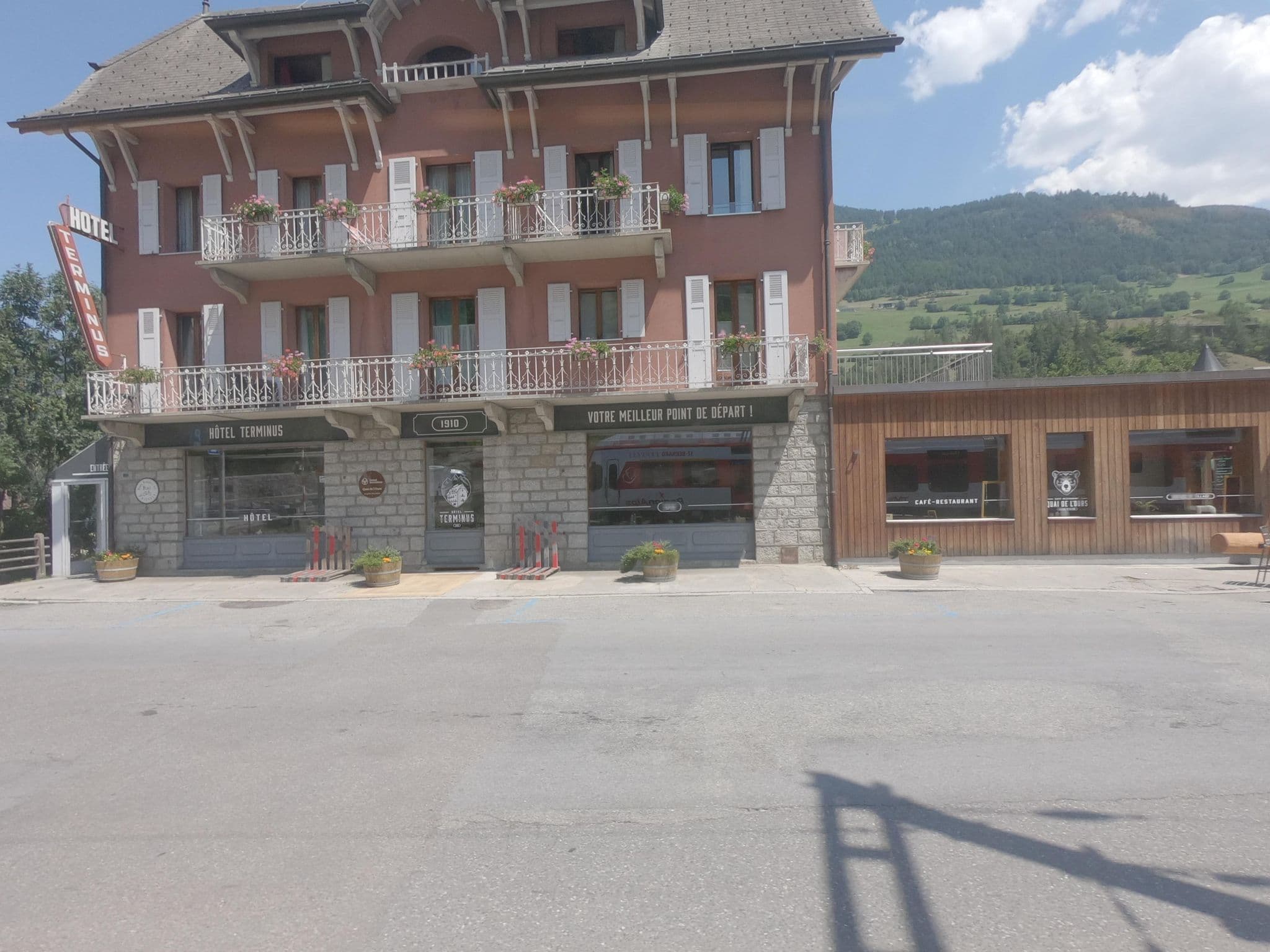 Street view near Le Quai de l'Ours/Hôtel Terminus, Orsières — © frankvival (CC BY-SA · Mapillary)