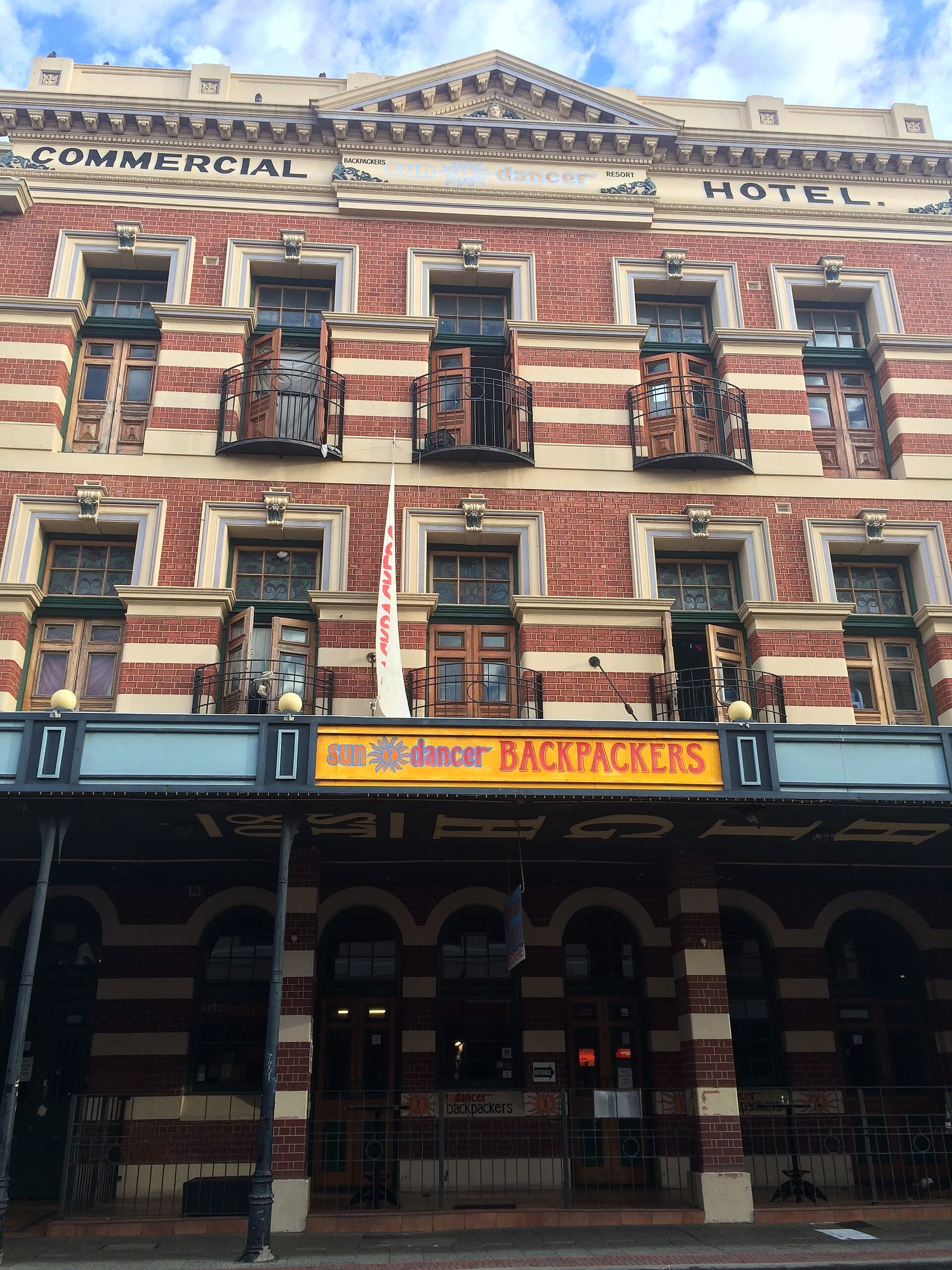 Commercial Hotel (via Wikimedia Commons, CC BY-SA 4.0)